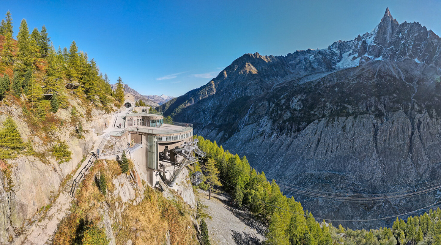 Terrasse télécabine de la Mer de Glace - été